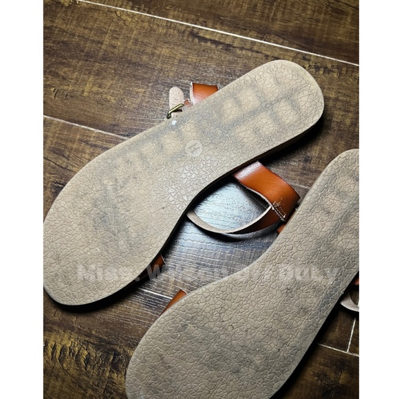 Universal Thread Sandals - Picture 2 of 3
